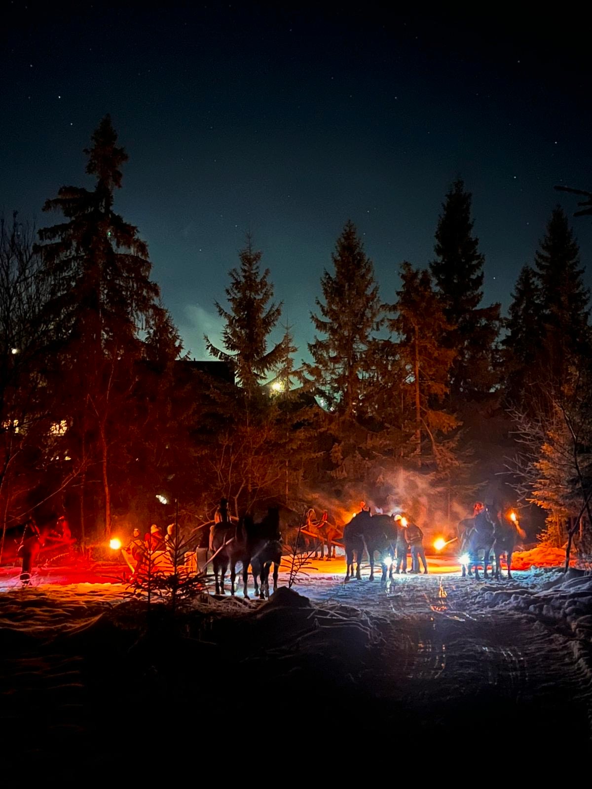 Kulig z pochodniami w nocy